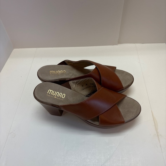 Women’s Brown Leather Munro American Slide Sandals Sz 9 M - Picture 5 of 6
